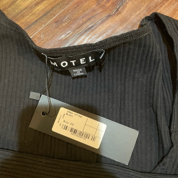 motel cropped black long sleeve - Picture 4 of 4